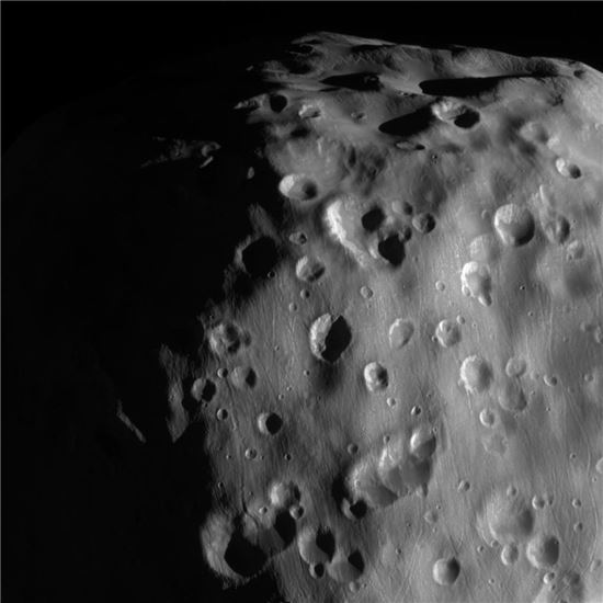 ▲'우주 충돌'의 흔적을 갖고 있는 토성의 달 에피메테우스.[사진제공=NASA]