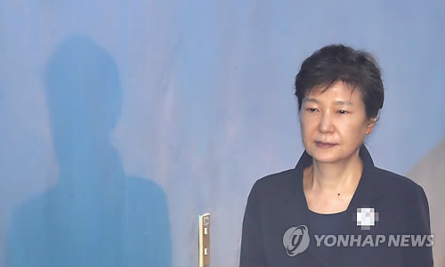 박근혜 전 대통령 오늘 재판 불출석…'건강상 이유'