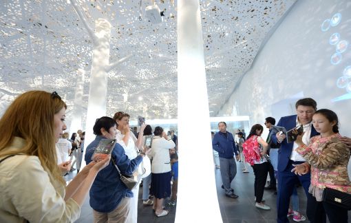 아스타나엑스포 한국관을 찾은 관람객들이 증강현실을 이용해 에너지의 미래를 연출한 전시물을 둘러보고 있다.
