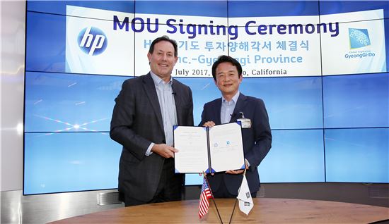 남경필 경기도지사가 미국 캘리포니아 팰로앨토에 위치한 HP 본사에서 존 플랙스맨(Jon Flaxman) HP 최고운영책임자(COO)와 HP 한국 사무소 투자협약(MOU)을 체결한 뒤 기념사진을 찍고 있다. 