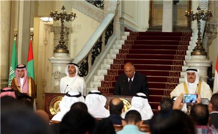 아랍 4개국 외무장관들이 5일(현지시간) 이집트 카이로에서 카타르가 내놓은 단교 해제 선결 조건에 대한 답변서를 검토한 뒤 공동 성명을 발표하고 있다. (사진=EPA연합뉴스)