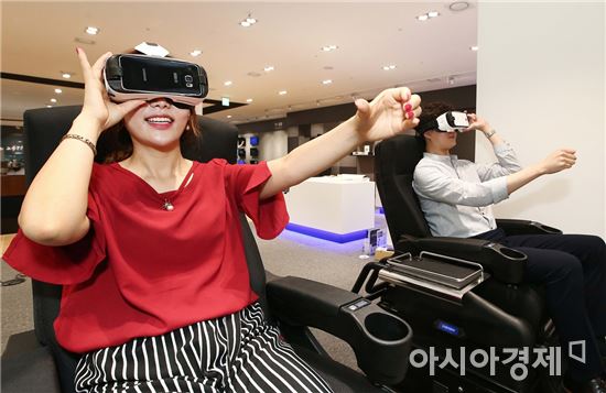 전자랜드 용산본점 가상현실(VR)존에서 고객들이 시네마 VR 의자로 4D 체험을 하고 있다.

 