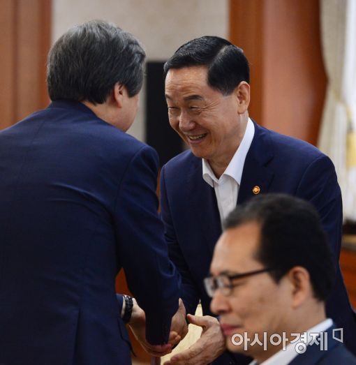 [포토]회의 첫 참석한 김상곤 부총리