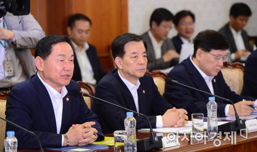 [포토]국정현안점검조정회의 첫 참석한 김상곤 부총리