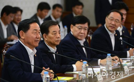 [포토]국정현안점검조정회의 첫 참석한 김상곤 부총리