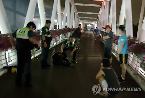 탤런트 한정국 '용감한 의인'이었다…다리 난간에 흉기든 자살 기도자 구출