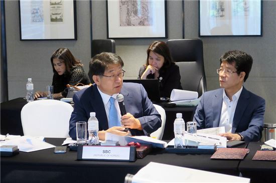 임채운 중진공 이사장(사진 왼쪽)이 동아시아라운드테이블에서 중소기업의 디지털화에 대한 강연을 하고 있다.