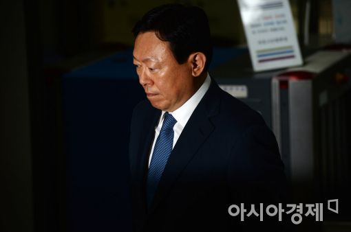 [포토]법정 향하는 신동빈 회장