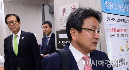 [포토]2심도 무죄…법원 나서는 문병호·이종걸·강기정