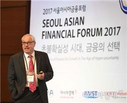 르네 스툴츠 미국 오하이오 주립대학교 금융 및 통화경제학 석좌교수가 6일 서울 여의도 콘래드 호텔 그랜드볼룸에서 열린 '2017 서울아시아금융포럼(SAFF)'에서 기조강연을 하고 있다.