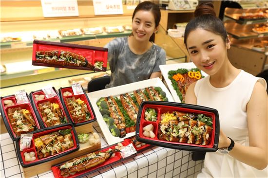 6일 오전 이마트 용산점에서 모델들이 이마트가 초복을 앞두고 출시한 '한마리 장어 보양식 3종(초밥, 덮밥, 구이)'을 선보이고 있다.

 

