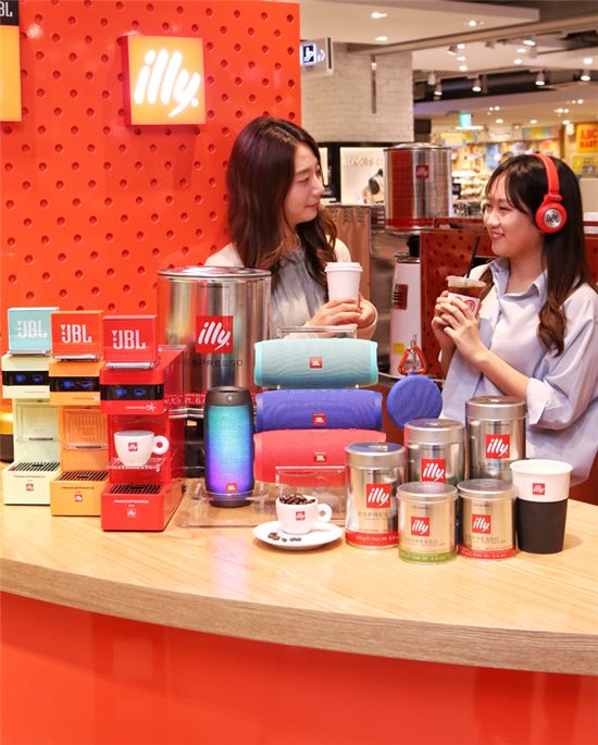 6일 현대시티몰 가든파이브점 'M cafe ' 매장에서 고객들이 'JBL' 스피커를 통해 음악을 들으며 '일리' 커피를 즐기고 있다.