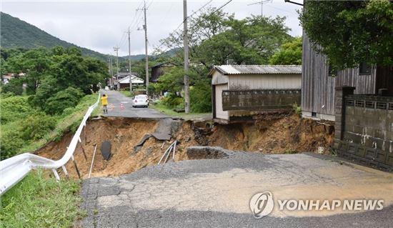 [이미지출처=연합뉴스]일본 규슈와 후쿠오카 일대에 폭우가 쏟아지면서 도로가 무너져내렸다.