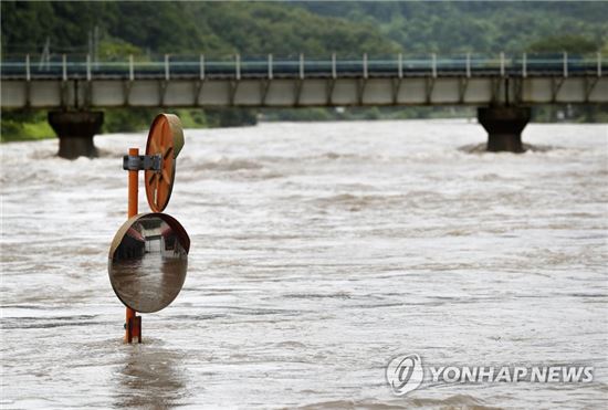 [이미지출처=연합뉴스] 일본 규슈, 폭우로 잠긴 도로