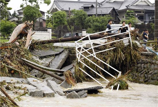 [포토]일본 후쿠오카 폭우…피난 행렬