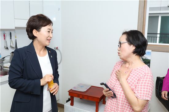 "도시재생, 국민 목소리 듣고 결정하겠다" 현장 뛰는 김현미 장관