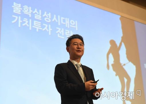 이채원 한국투자밸류자산운용 부사장이 6일 서울 여의도 콘래드 호텔 그랜드볼룸에서 열린 '2017 서울아시아금융포럼(SAFF)'에서 강연하고 있다.