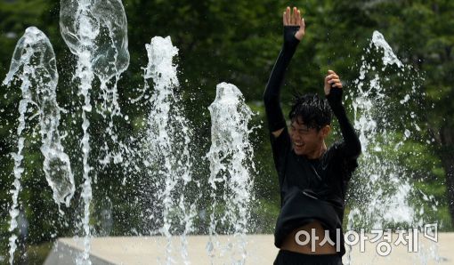 [포토]찜통더위, 물놀이로 극복!
