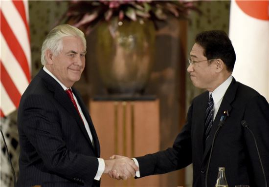 렉스 틸러슨 미 국무부 장관(왼쪽)과 기시다 후미오 일본 외무상. (사진=AP연합뉴스)