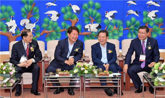 윤장현 광주시장, 2017 국제그린카전시회-수출확약식 및 MOU 체결식 참석