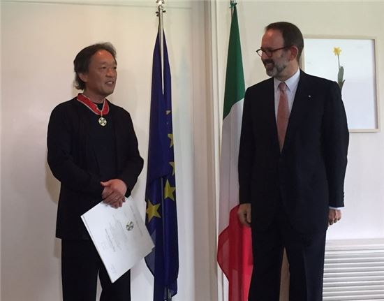 伊공로훈장 받은 정명훈 "상임지휘자 안맡는다…젊은 음악인 돕고 싶어"