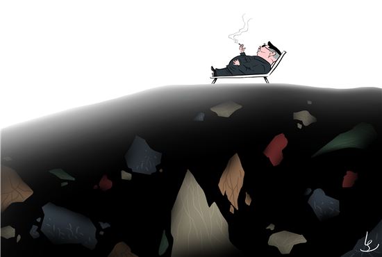 미국 경제 매체 쿼츠는 "북한이 아직 손도 대지 않은 광물 자원 규모가 7조 달러에 달한다"고 보도했다. 석탄과 금, 막대한 양의 희토류 매장량을 보유한 북한은 장비와 기술, 인프라 부족으로 해당 광물을 헐값에 중국과 러시아로 수출하고 있는 실정이다. 일러스트 = 오성수 작가