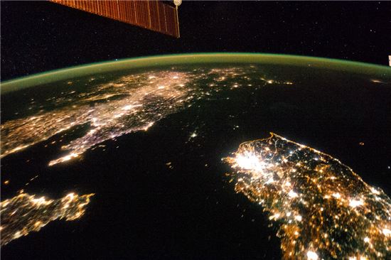 북한의 전력 상황을 단적으로 보여주는 NASA의 위성사진. 북한은 막대한 자원보유에도 불구하고 기술과 인프라 부족으로 자원 수출에 큰 손해를 보고 있다.