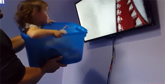 ‘형편은 안 되지만 이렇게라도...’ 딸에게 해주는 아빠의 가상 롤러코스터 ‘훈훈’ (영상)