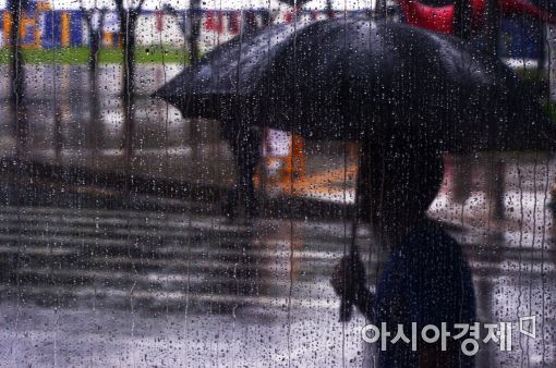 [포토]장마전선 영향…비 내리는 서울
