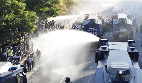 [포토]독일에 등장한 '살수차'…불붙는 G20 시위