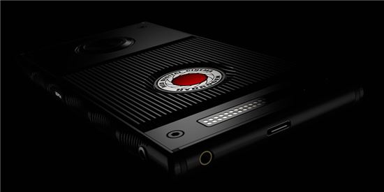 특수카메라 제조사 RED의 첫번째 스마트폰 '하이드로겐원'. 특수안경 없이 자체 디스플레이를 통해 3D 콘텐츠를 구현한다.