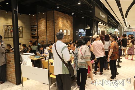 장마철 비를 피해 신세계백화점 부산 센텀시티점 식당가를 찾은 소비자들(사진=신세계백화점 제공)