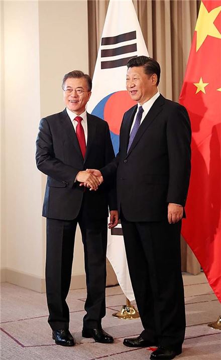 문재인 대통령과 시진핑 중국 국가주석이 지난 7월 6일 독일 베를린 인터콘티넨탈 호텔에서 열린 한-중 정상회담에서 악수하고 있다.