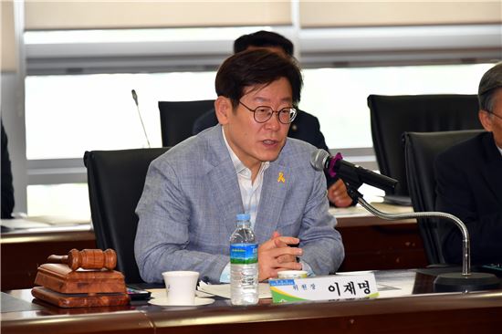 이재명 성남시장이 '성남시 남북교류협력위원회'에 참석해 회의를 주재하고 있다. 