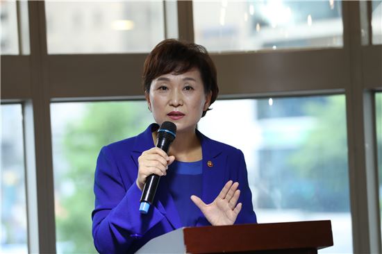 김현미 국토교통부 장관이 최근 열린 간담회에서 모두발언하고 있다.