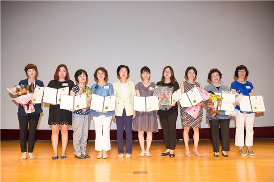 김수영 양천구청장(왼쪽 다섯 번째)이 양성평등사회 실현에 공헌한 유공자들과 기념촬영을 하고 있다.