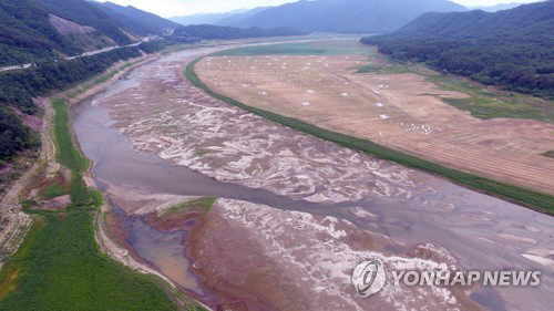 지난 25일 소양강댐 상류 소양강이  가뭄으로 바닥을 드러내고 있다/ 사진=연합뉴스