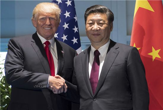 도널드 트럼프 미국 대통령(왼쪽)과 시진핑 중국 국가주석이 G20 정상회의가 열린 독일 함부르크에서 별도 회담을 갖기 전 악수하고 있다. [사진=AP연합]