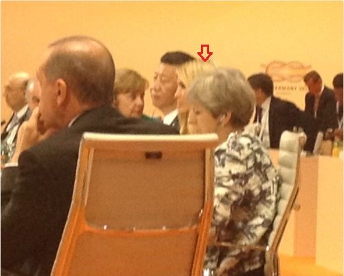 G20 정상회의에서 시진핑 중국 국가주석과 테리사 메이 영국 총리 사이에 앉아 있는 도널드 트럼프 미국 대통령의 장녀 이방카(화살표). (사진=트위터 캡처)
