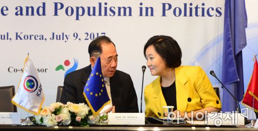 [포토]이야기 나누는 호세드 베네시아·박영선 