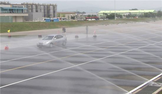 지난 6일 상주 교통안전체험교육센터에서 실시한 차종별 빗길 제동거리 시험에 승용차가 빗길 주행상황을 가정해 멈춰서고 있다.