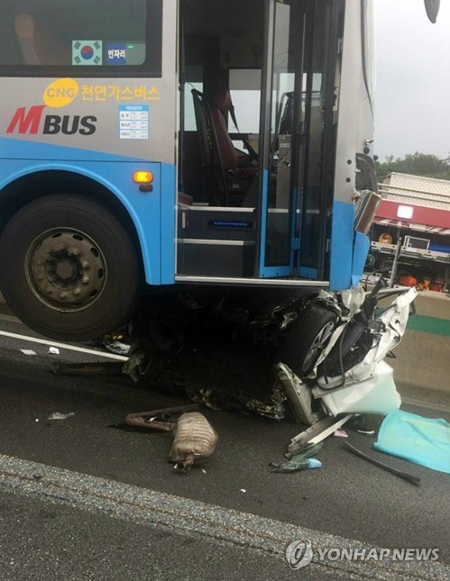 경부고속도로 버스-승용차 6중 추돌사고…2명 사망