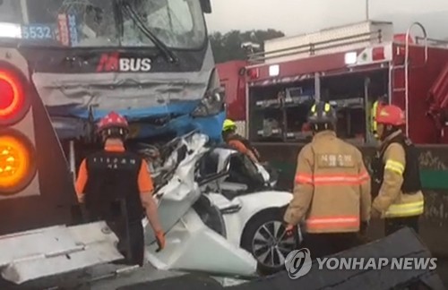 9일 오후 경부고속도로 상행선 양재 나들목 인근에서 광역버스와 승용차가 추돌하는 사고가 발생했다. 광역버스와 충돌한 승용차가 심하게 파손돼 있다. [이미지출처=연합뉴스]