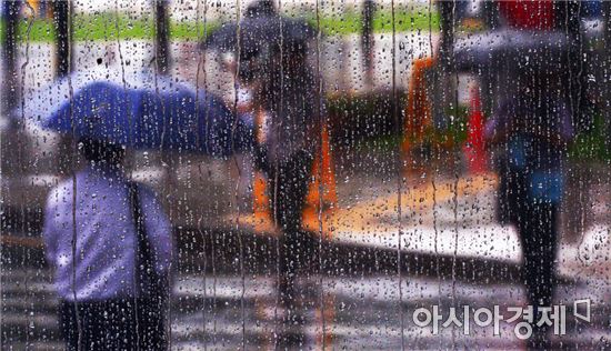 쏟아지는 빗속에서 우산을 쓰고 가는 시민들(사진=아시아경제 DB)