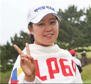 박보미2가 금호타이어여자오픈 최종일 연장 첫번째 홀에서 우승이 확정된 직후 V자를 그리며 기뻐하고 있다. 사진=KLPGA