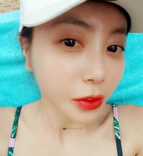 [사진제공=황혜영 인스타그램]가수 황혜영이 셀카를 찍고 있다.