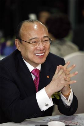 김승연 한화 회장 "아들 폭행사건, 책임 통감 사죄한다"(종합)  
