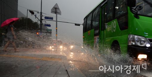 [포토]'물보라 휘날리며'