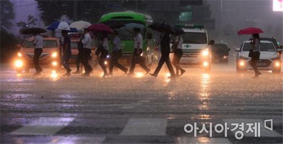 [포토]장맛비 속 출근