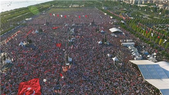 터키 이스탄불 말테페 해안공원에서 열린 터키 제1야당 공화인민당(CHP)이 주도한 '정의 행진'에는 200만여명이 운집한 것으로 집계됐다. (사진출처=EPA연합)